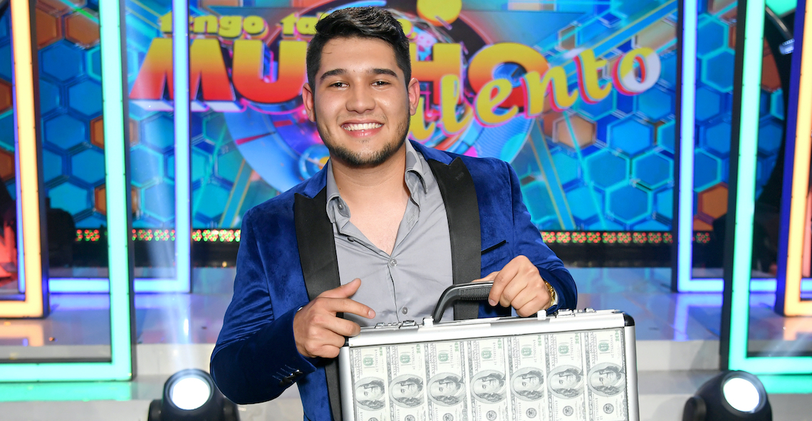 Cantautor de Fresno gana concurso de español de $100,000